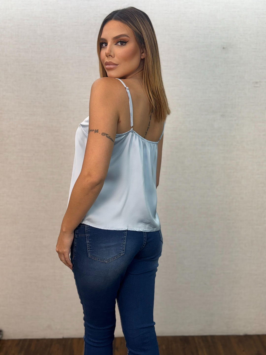 Blusa Acetinada Decote 880062. (2-A)