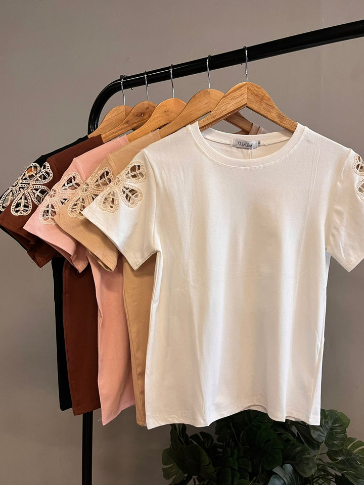 Blusa Bordada Flor no Ombro 1007  ( 1-C )