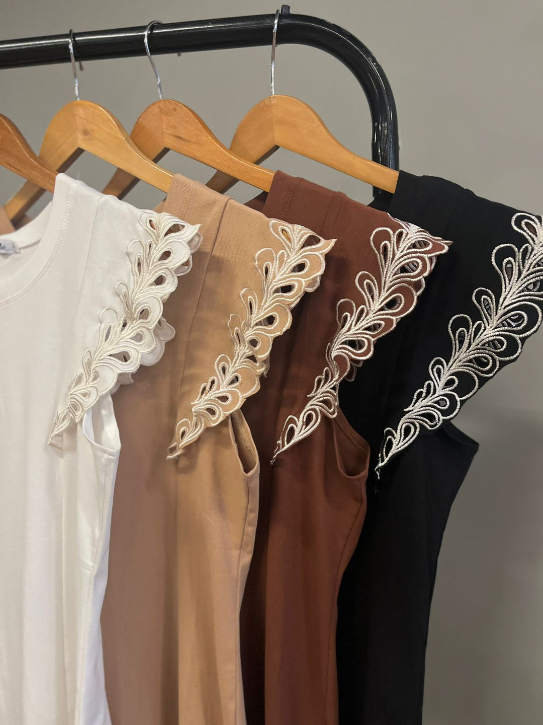 Regata Detalhe Manga Bordada X176 (2G)