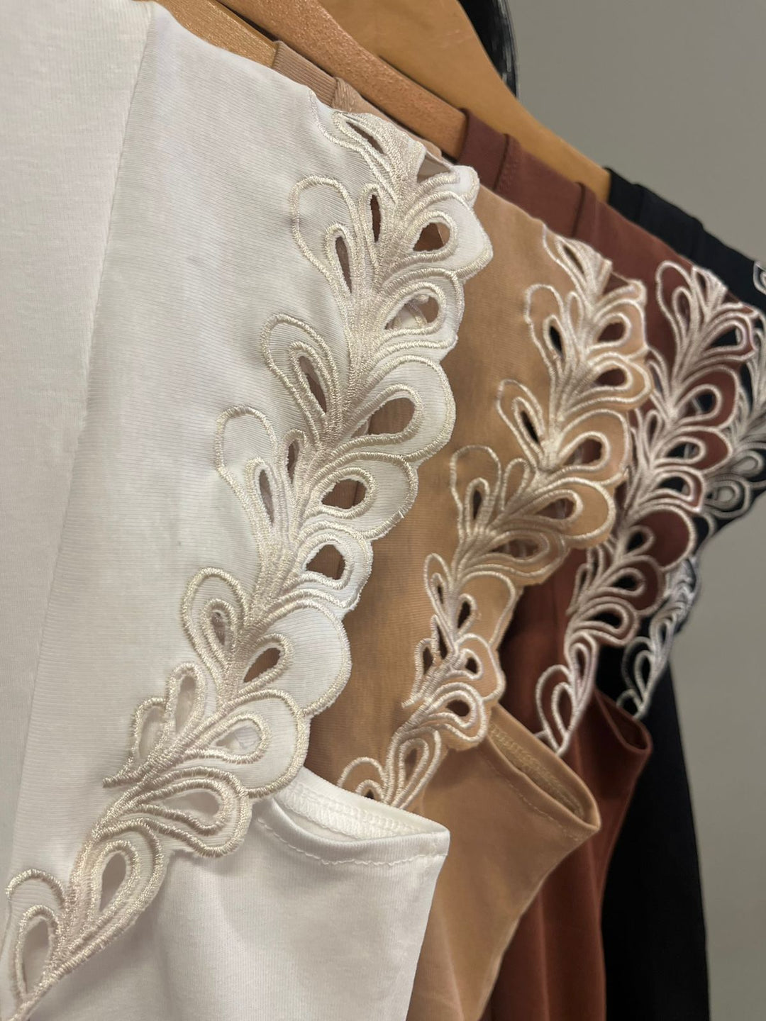 Regata Detalhe Manga Bordada X176 (2G)