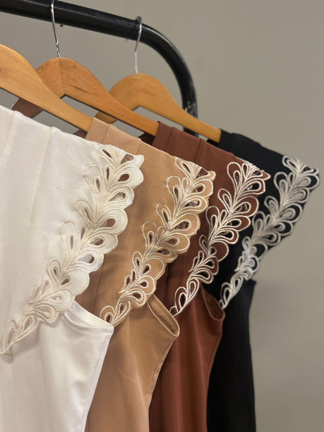 Regata Detalhe Manga Bordada X176 (2G)